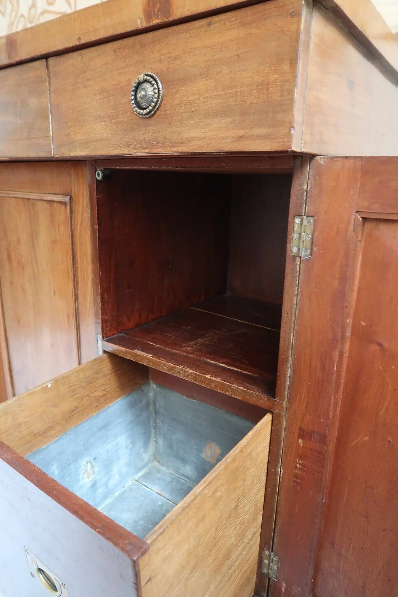 Walnut sideboard, 3 drawers and 3 doors, 1930s.
