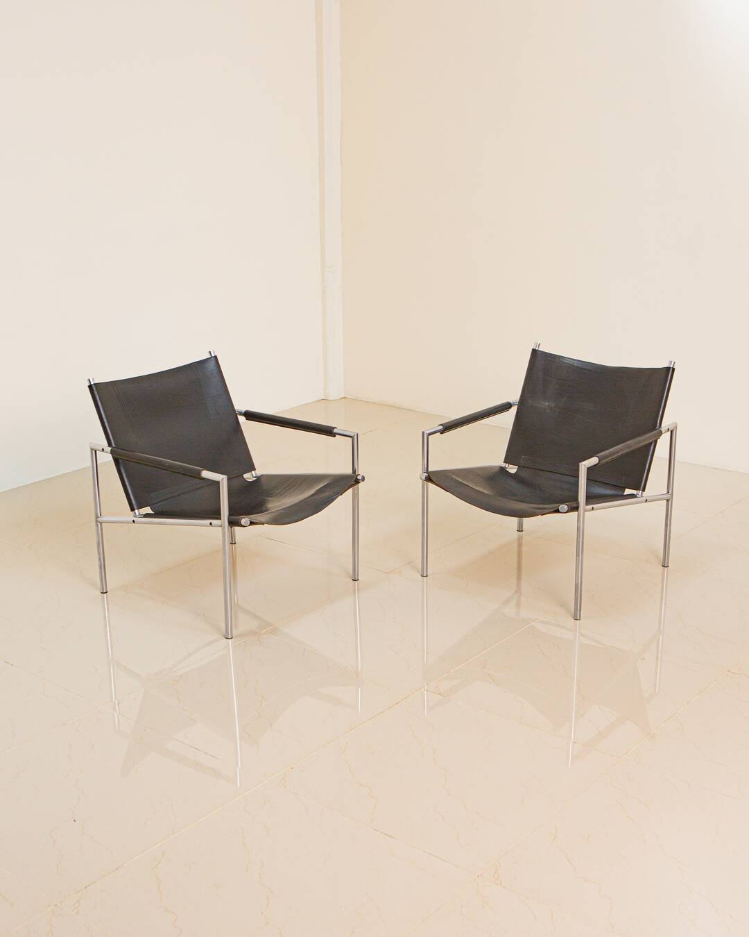 Pair of "SZ02" black leather armchairs by Martin Visser for Spectrum 60's