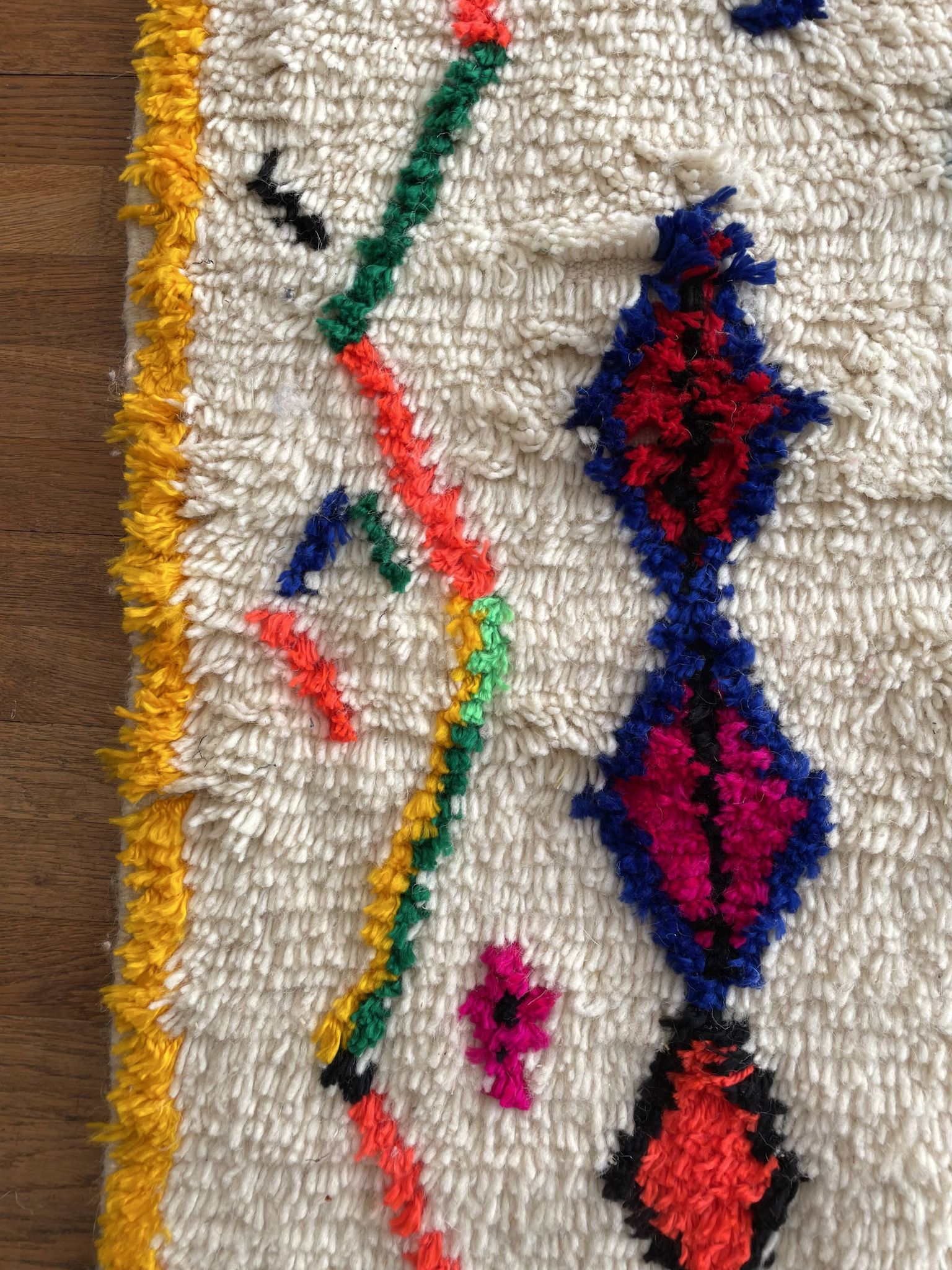Tapis marocain berbère Azilal multicolore et fluo
