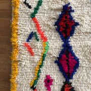 Tapis marocain berbère Azilal multicolore et fluo