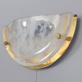 Paire d’appliques ‘demi-lune’ en laiton et verre