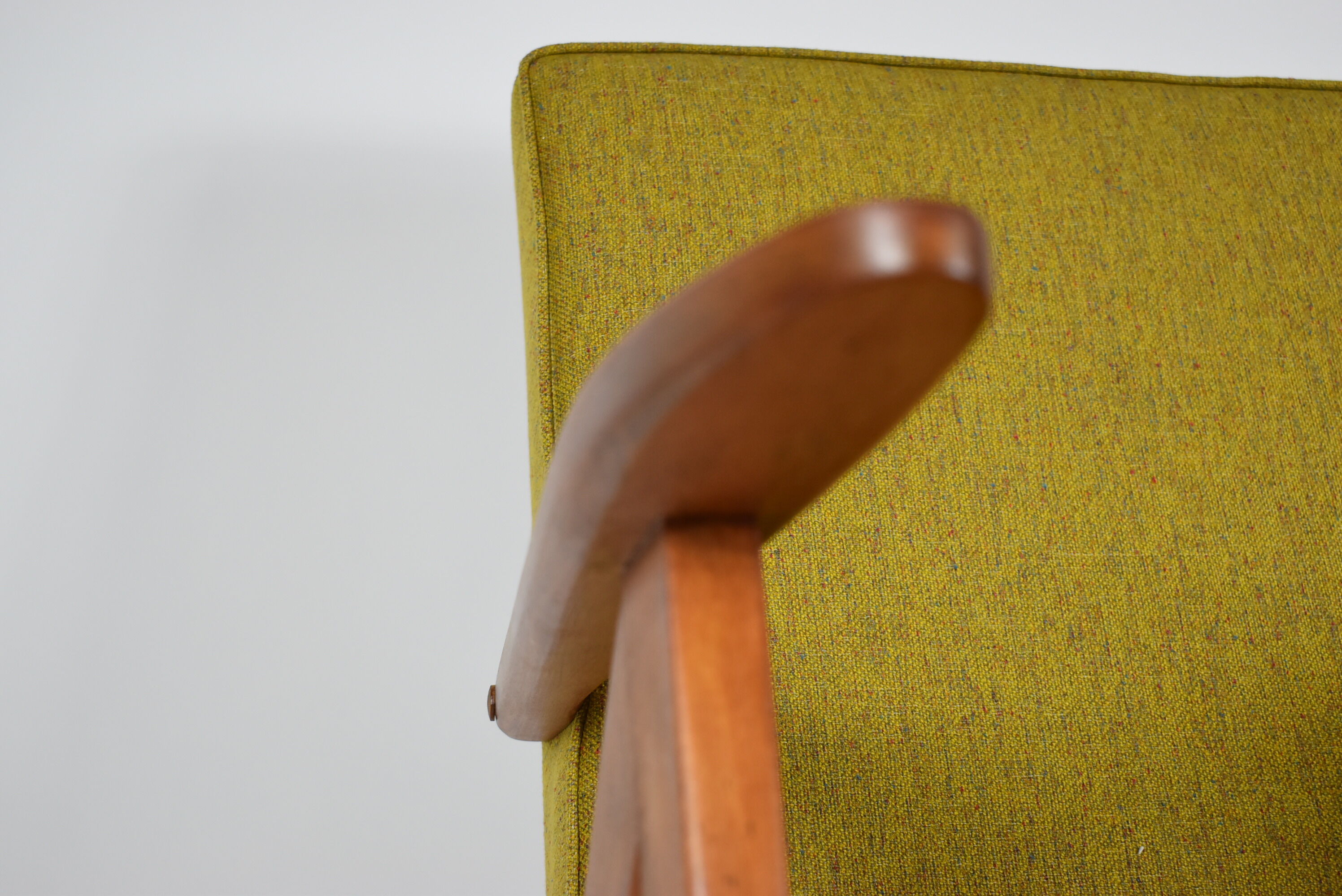 Fauteuil des années 60 Compas, restauré, moutard jaune