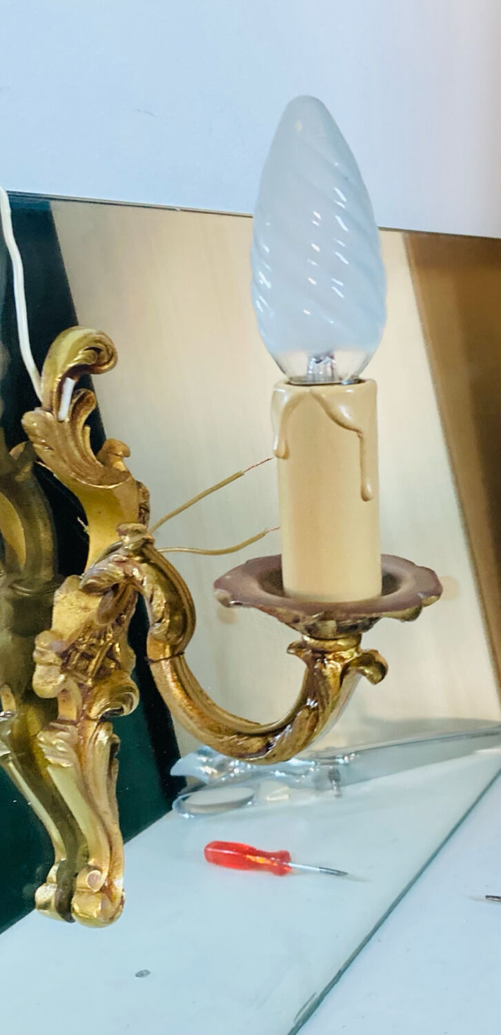 Louis XV bronze wall light with a flowing branch design and acanthus leaf decoration.