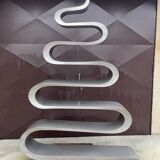 Bibliothèque « serpent » en inox
