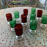 11 wine or aperitif glasses, 6 green and 5 red vintage 1970
