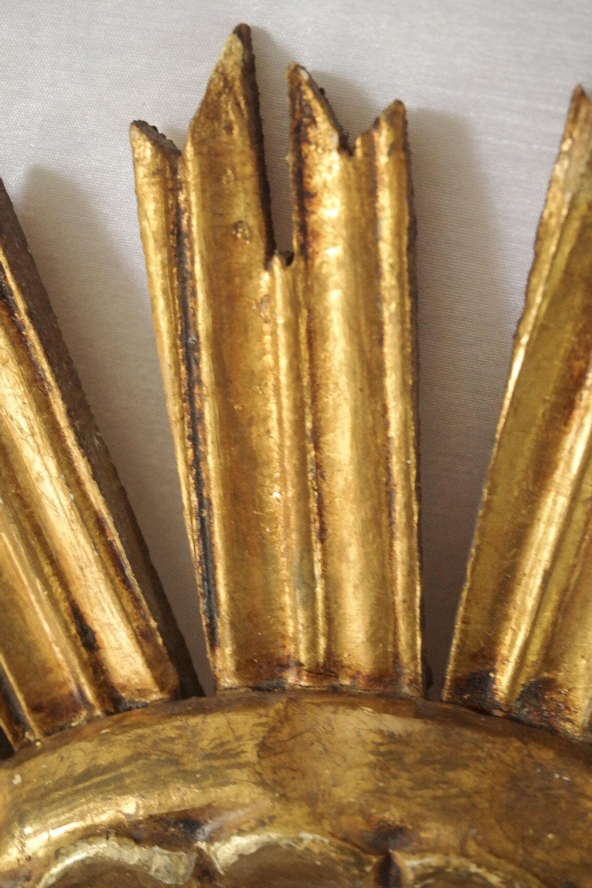 Vintage sun mirror in wood and gold resin 43 cm