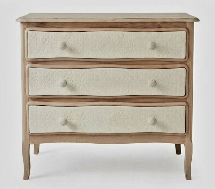 Commode style transition en bois clair et façade crème