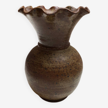 Stoneware vase with flowered edge