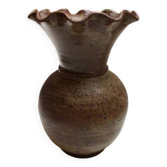 Stoneware vase with flowered edge