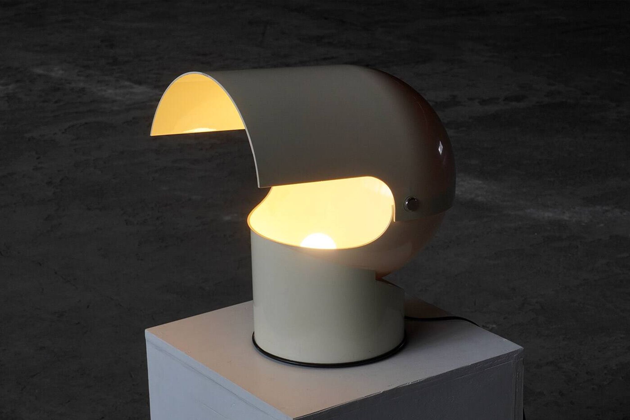Large “Pileo Mezzo” table lamp by Gae Aulenti for Artemide, Italy 1970s