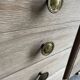 Commode en bois brut dessus marbre