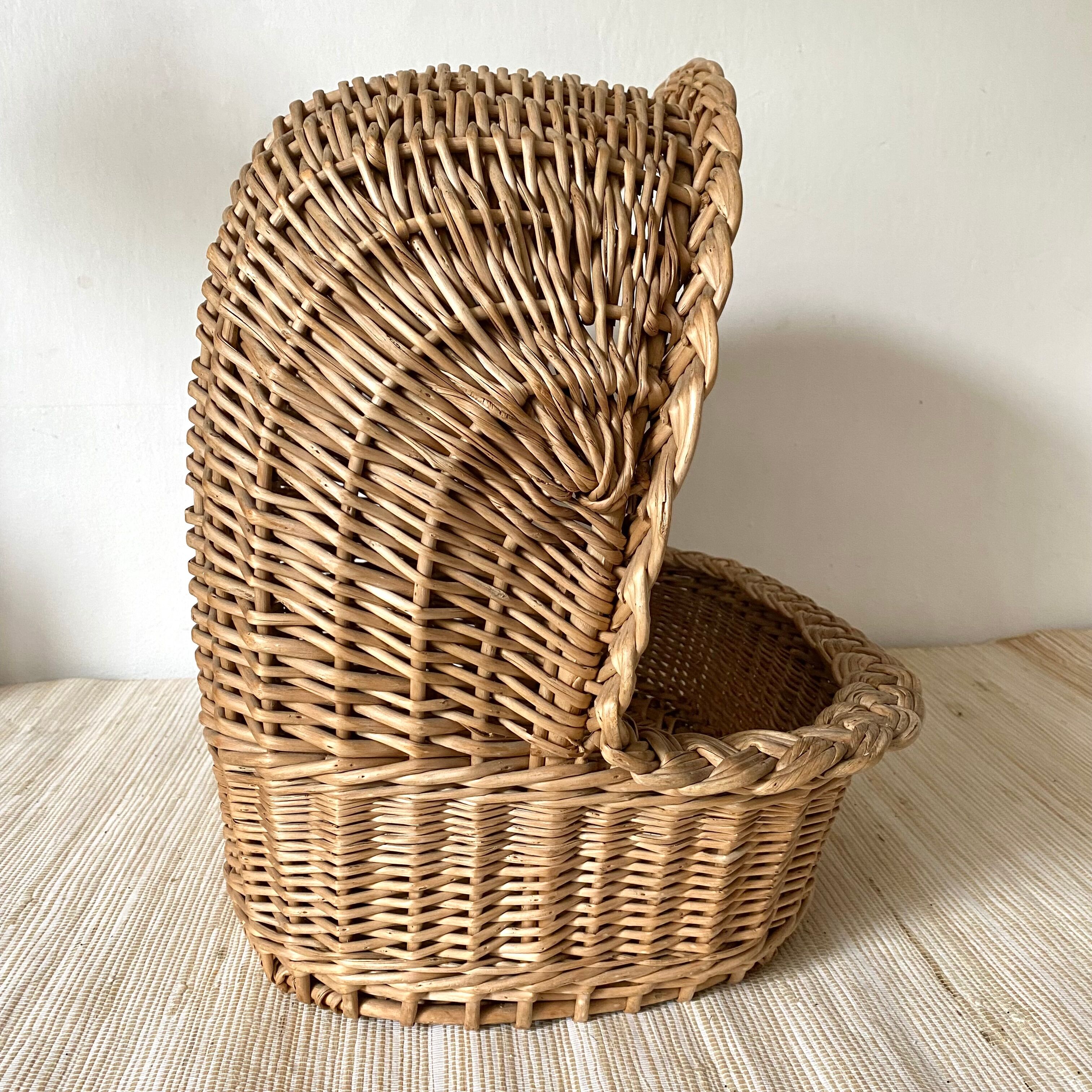 Woven wicker cat basket
