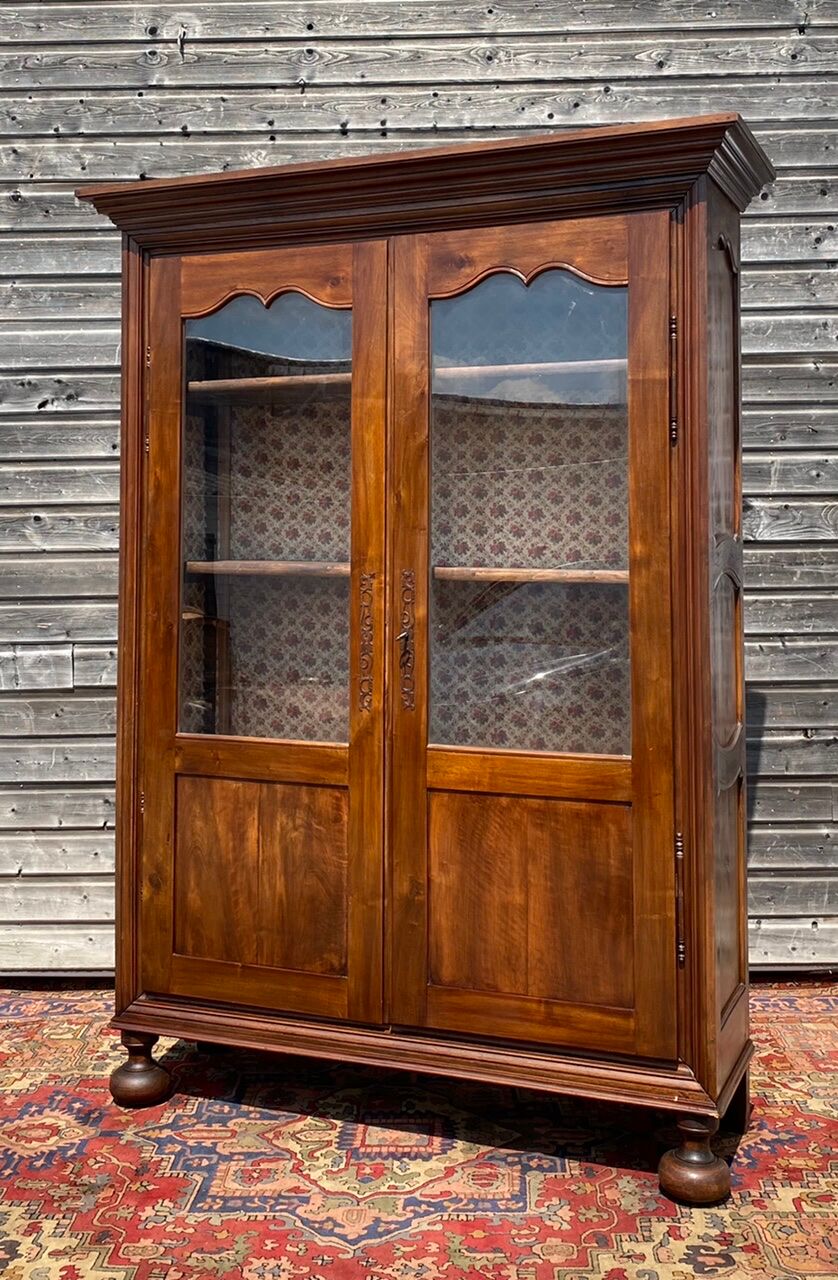 Vitrine en noyer d’époque restauration XIX eme siècle