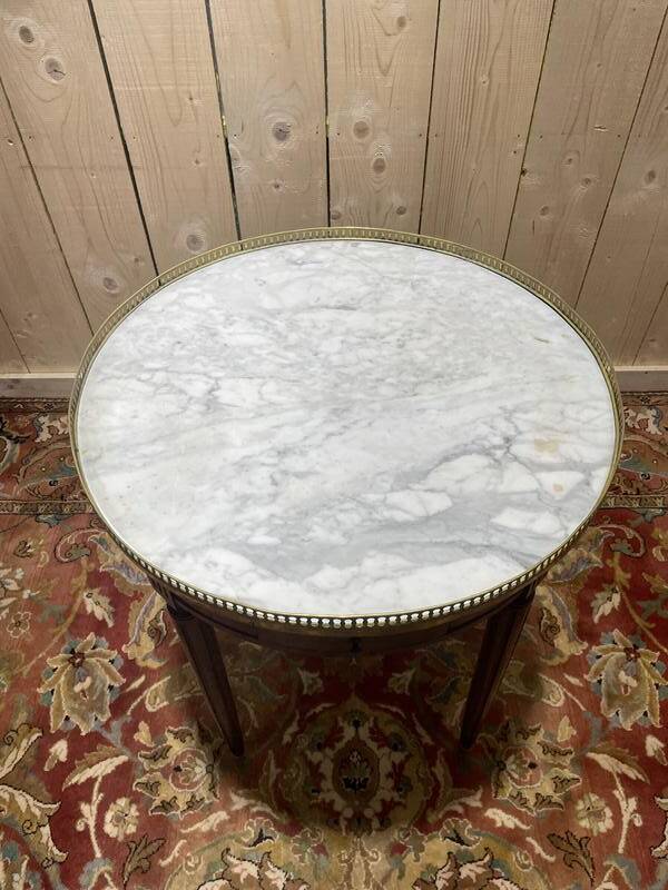 Table bouillotte de style Louis XVI en acajou et marbre.