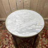 Table bouillotte de style Louis XVI en acajou et marbre.