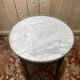 Table bouillotte de style Louis XVI en acajou et marbre.