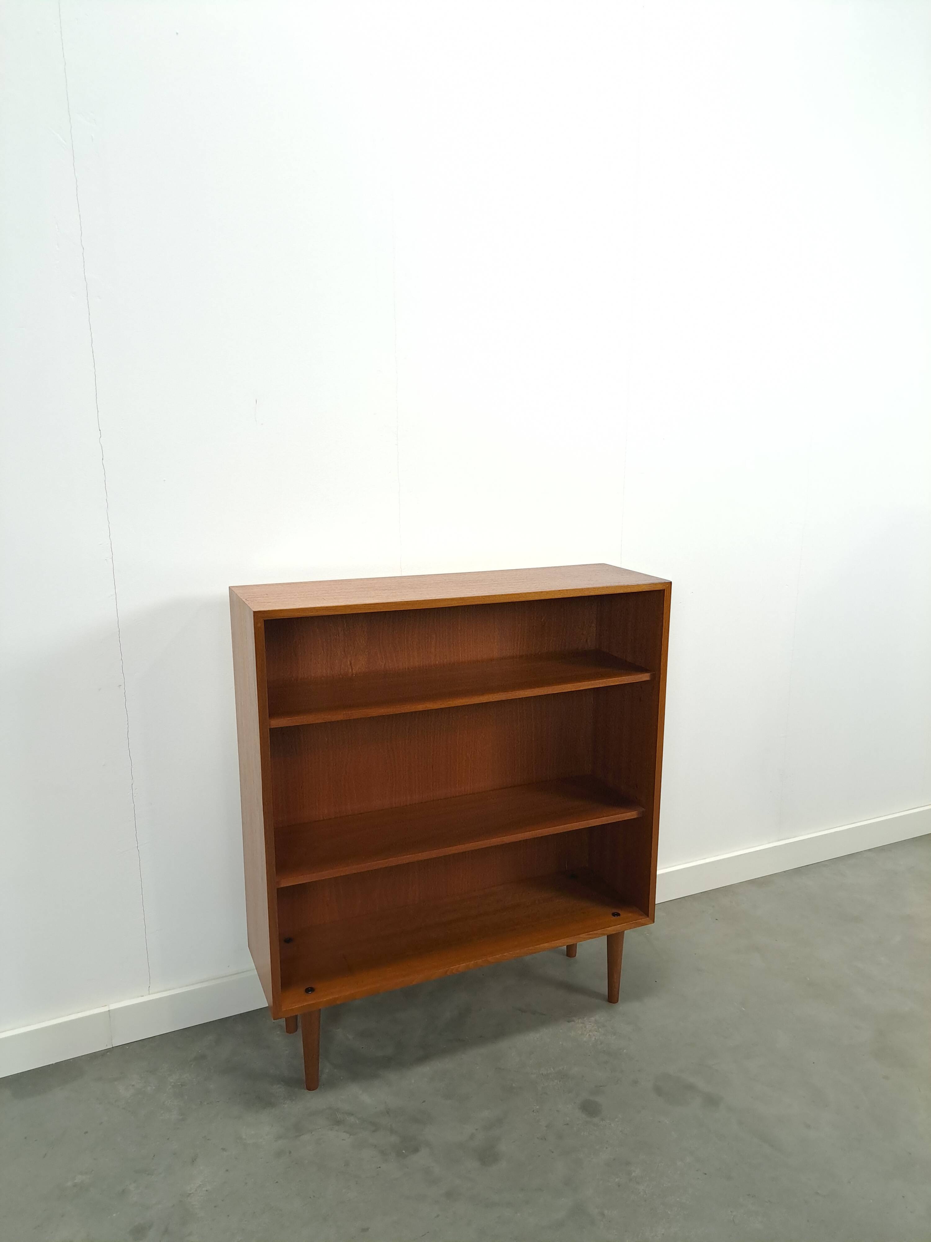 Noten fineer boekenkast LP kast met legplanken nr. 1