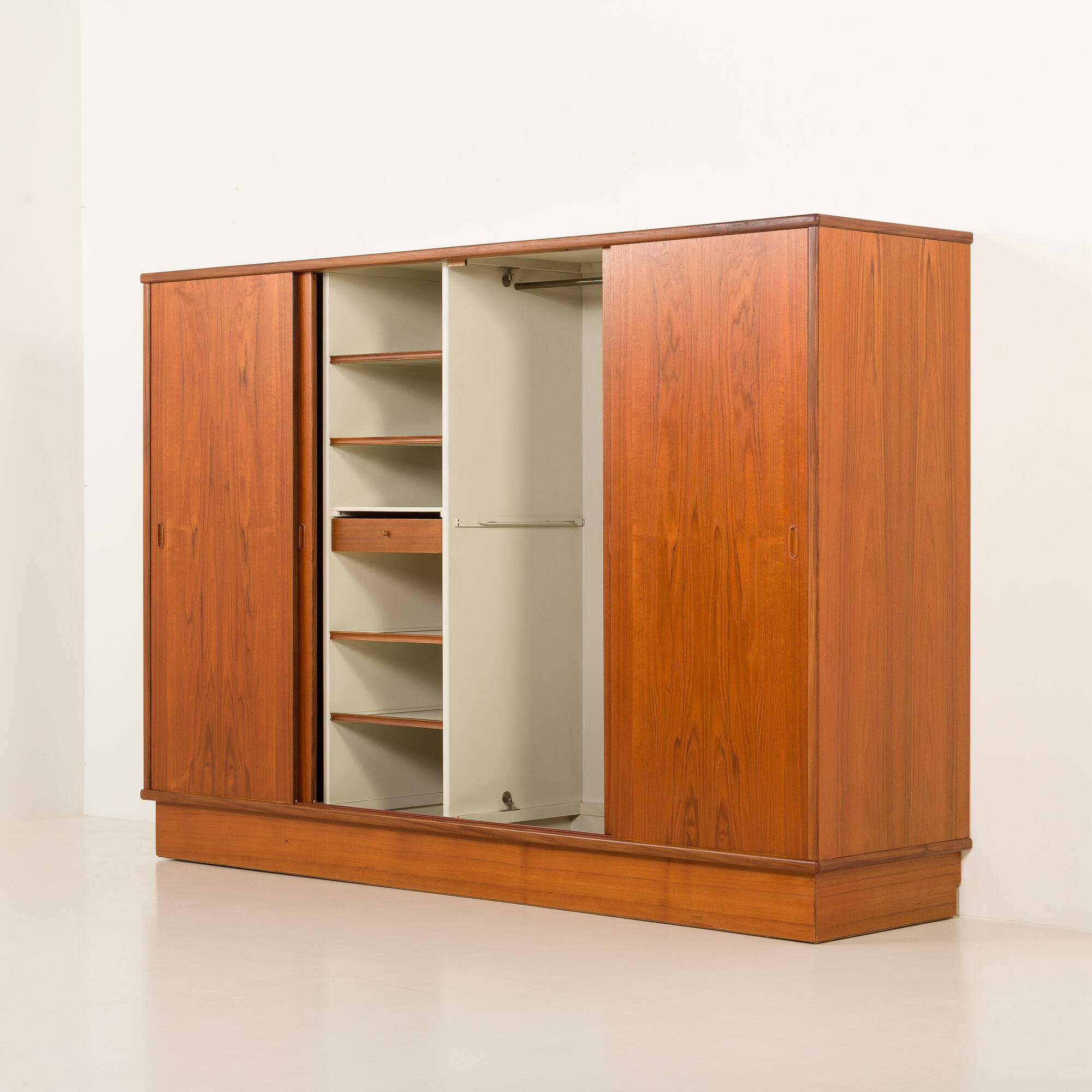 Armoire en teck danoise grande des années 1960.