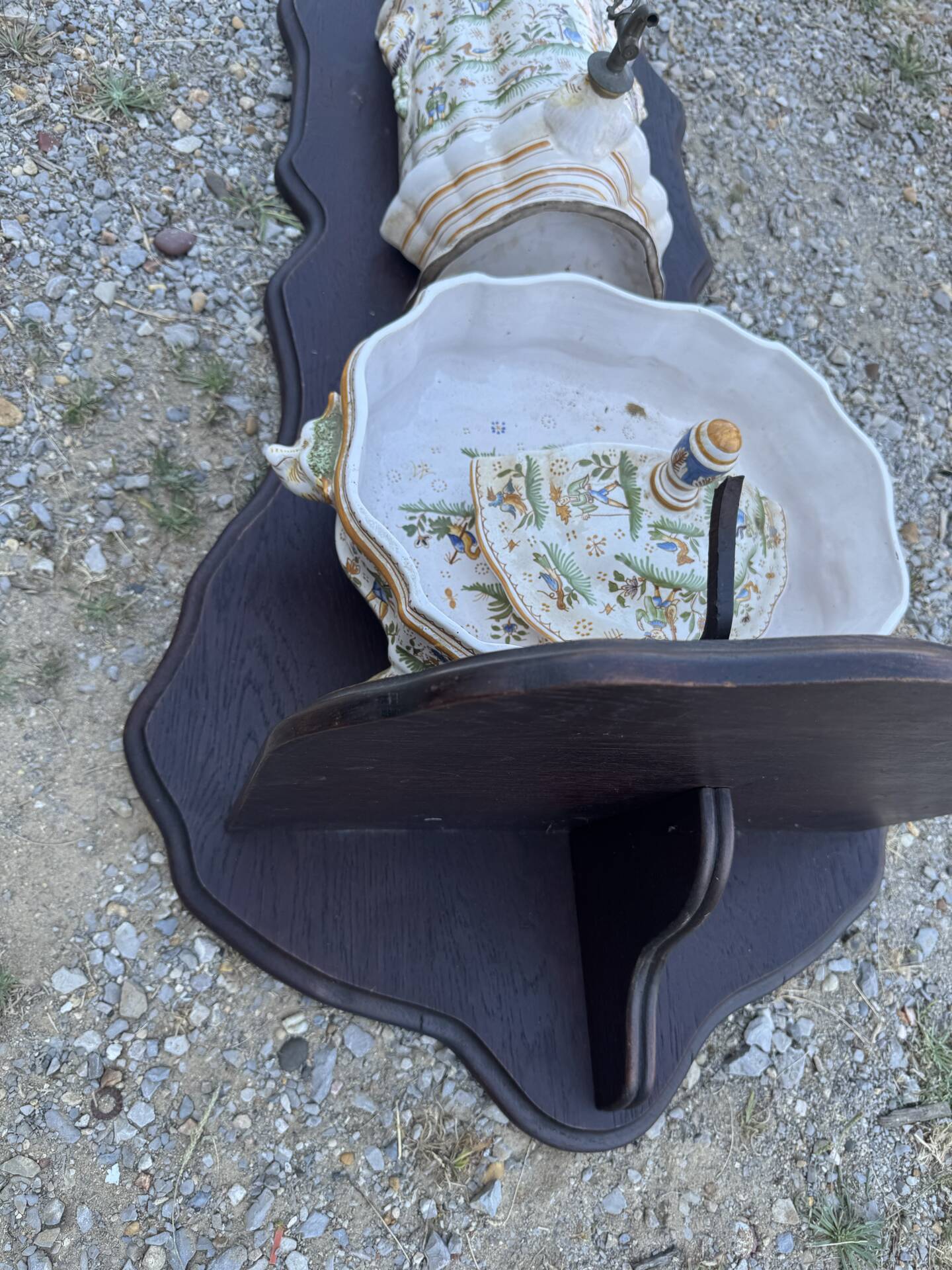 Wall fountain and its basin in Moustiers earthenware, handmade decoration.