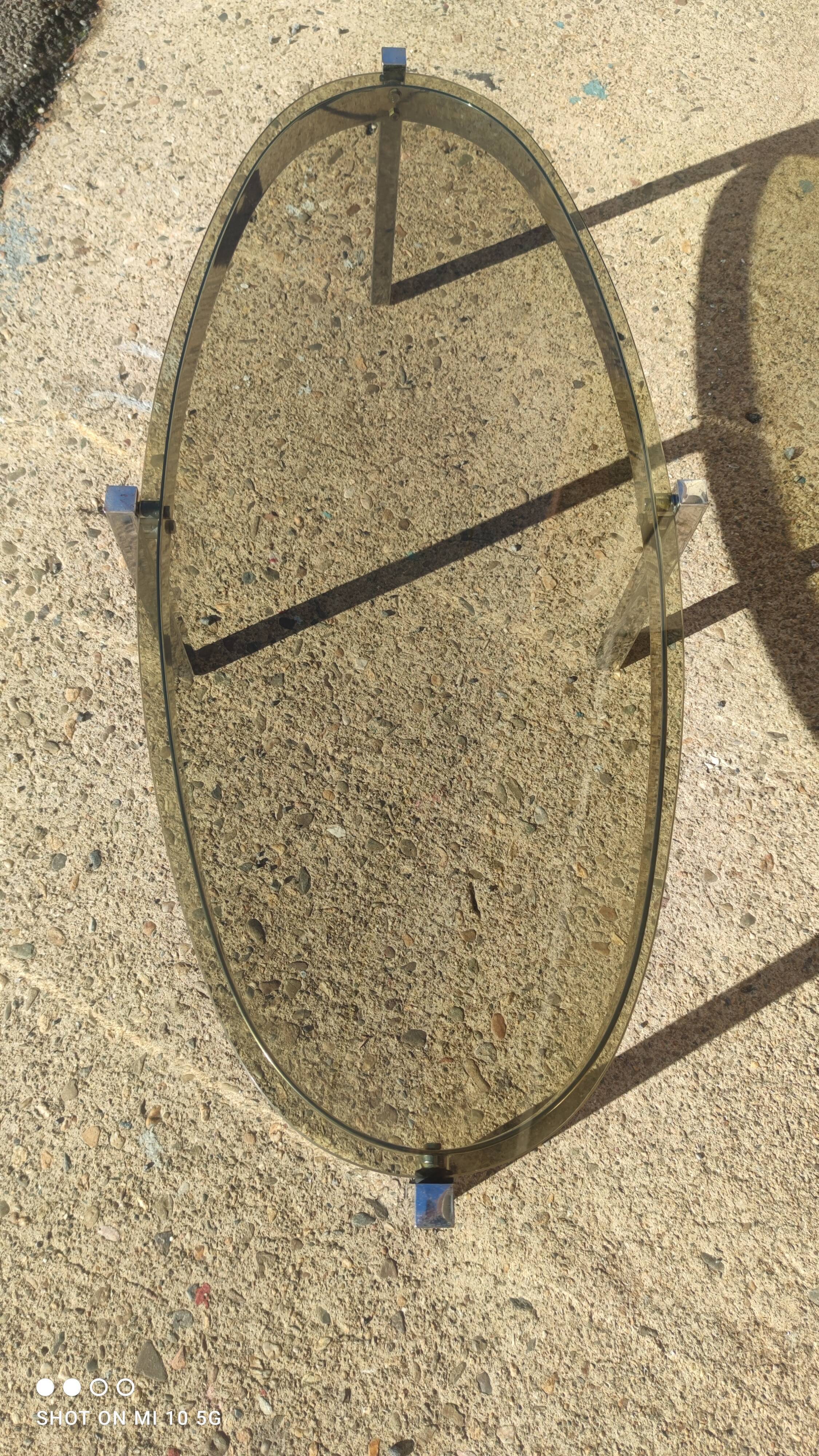 Table basse elliptique vers 1970 en métal chromé et verre fumé