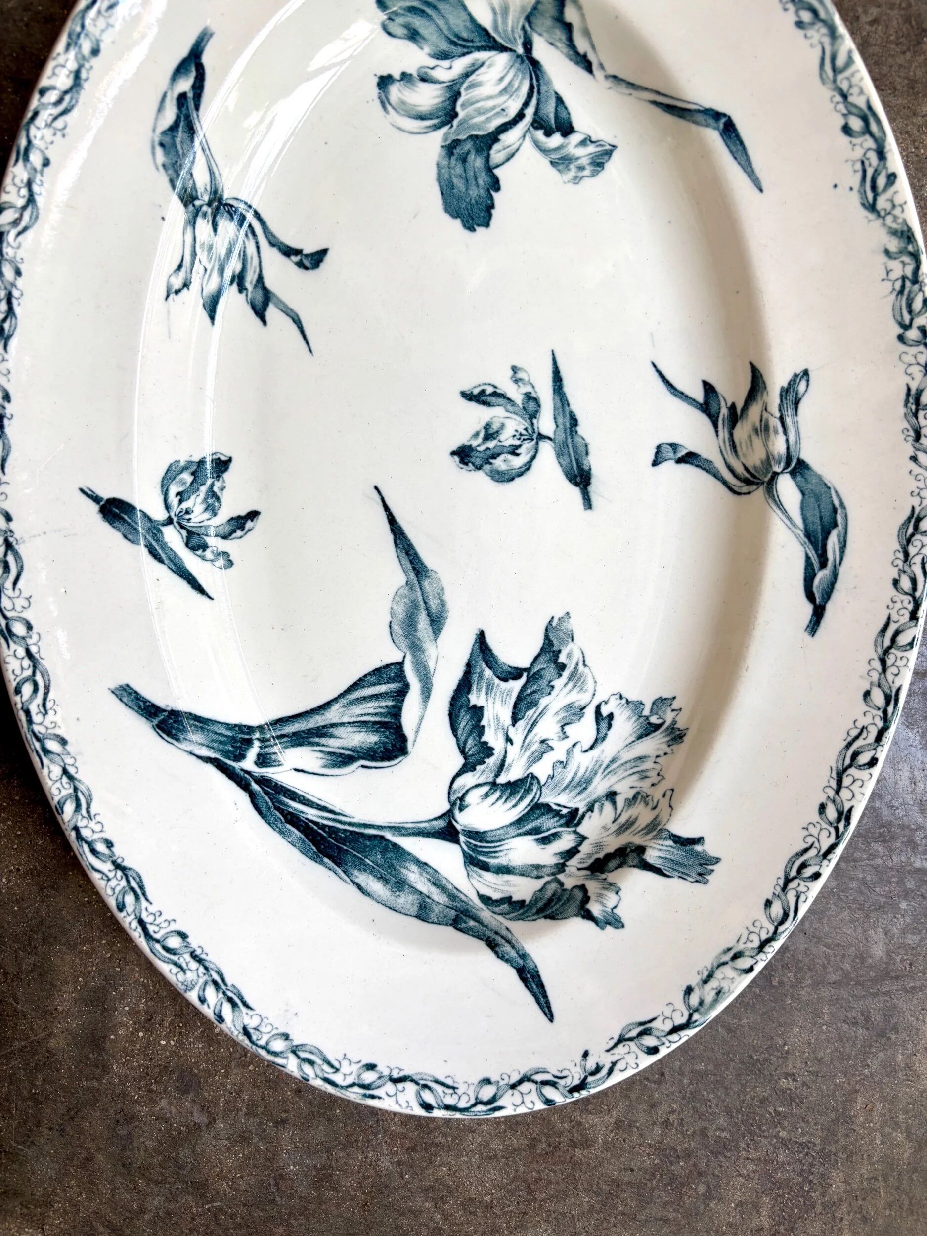 Large oval dish Lunéville in blue ironstone, "Tulip" service.
