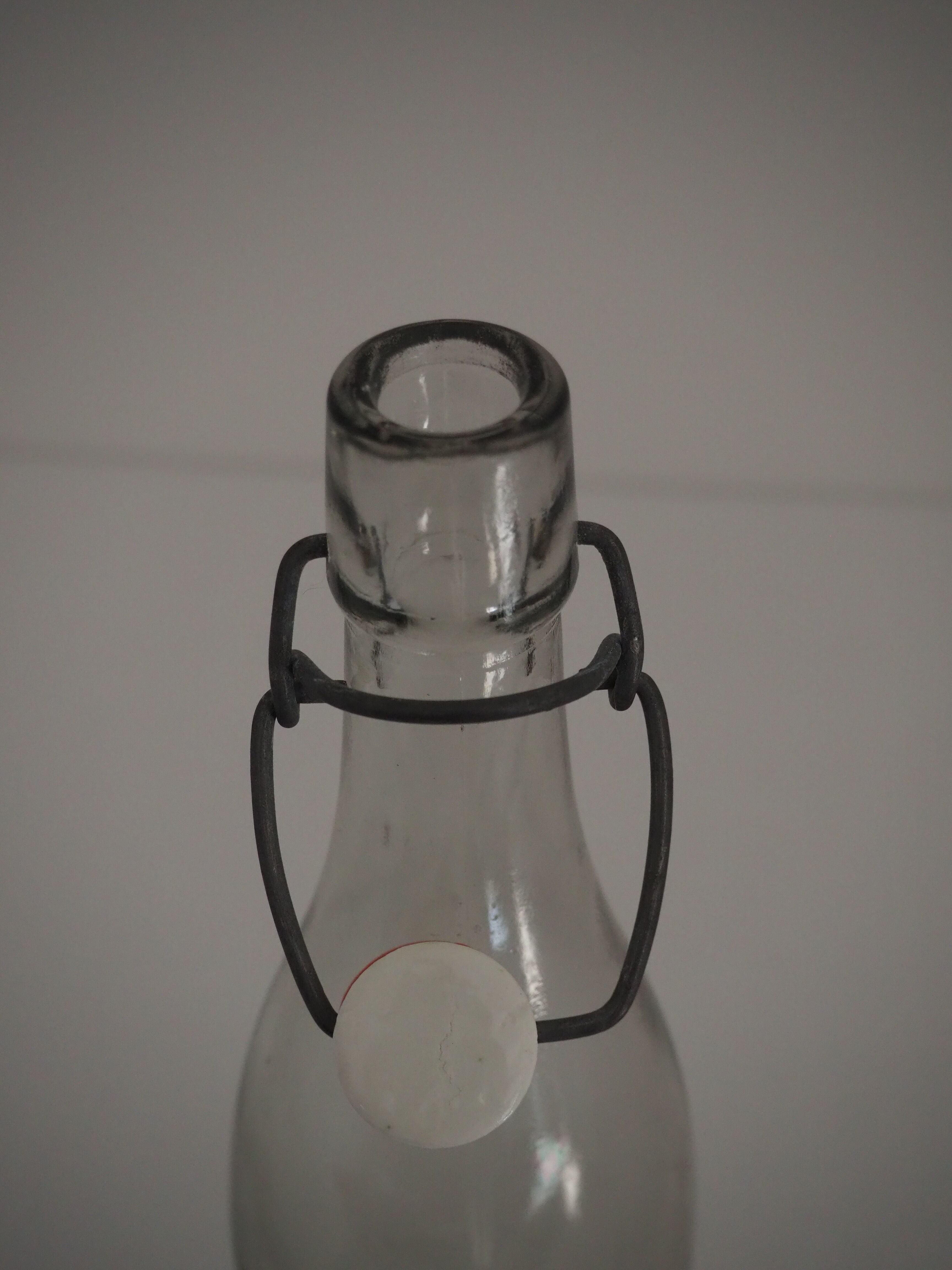 Cyser to mécanique fermeture in white glass porcelain cap.