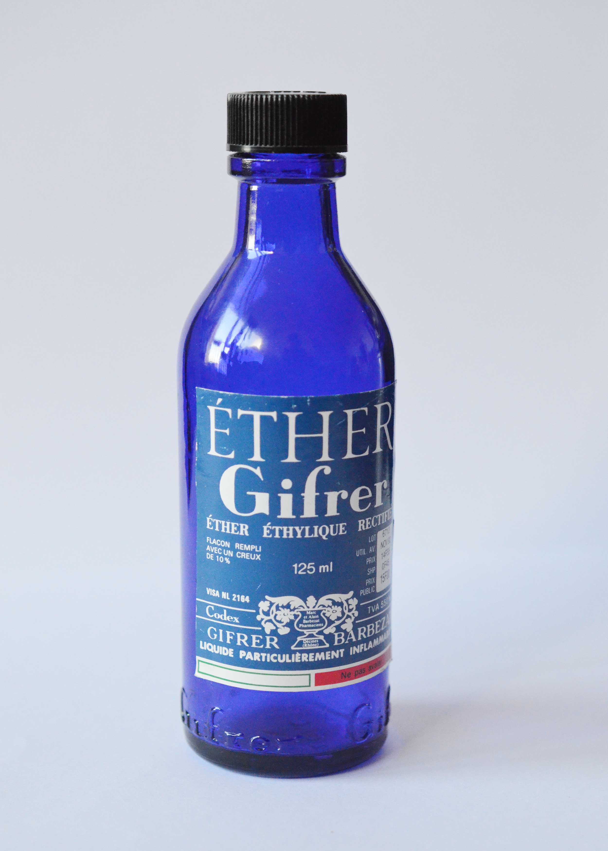 Flacon en verre bleu d'ether