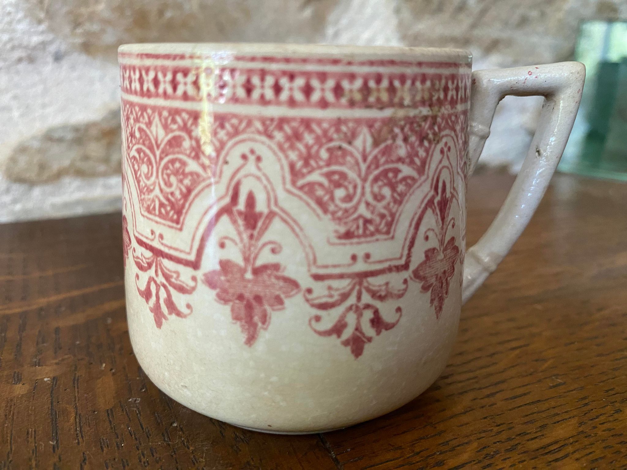 Tasse Terre de fer décor fresque bordeaux/rose