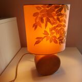 Lampe en bois avec abat jour en soie , peint à la main , signé