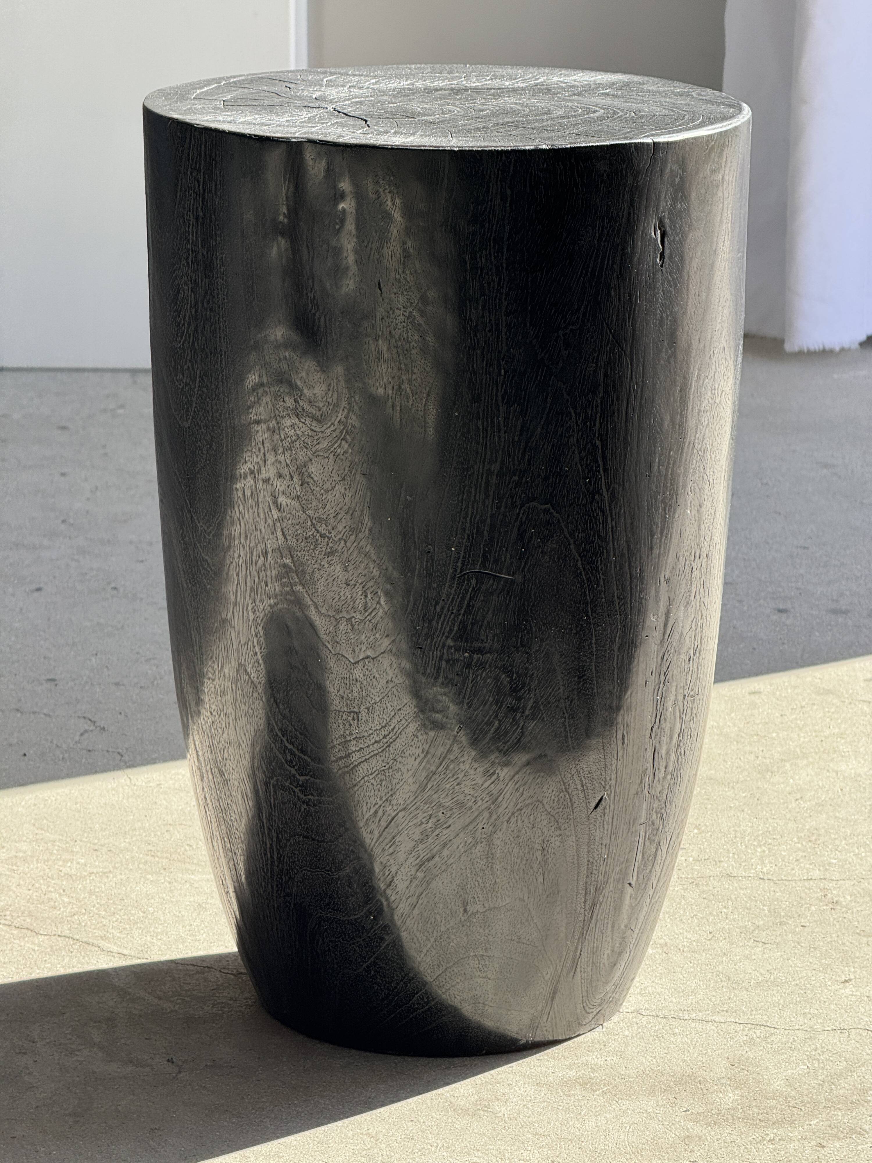Stool, side table, end table in solid mango wood, cylindrical.