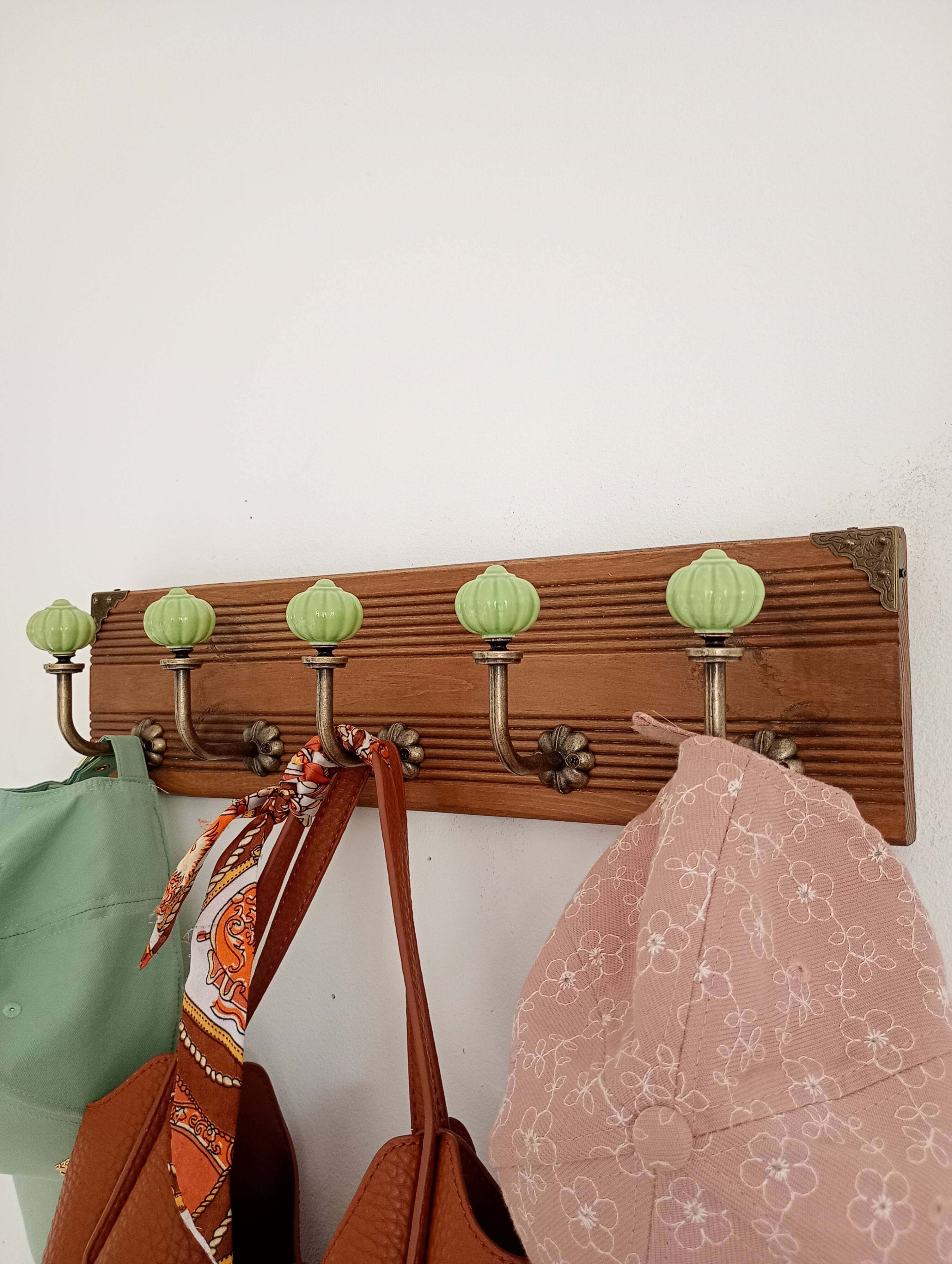 Wall-mounted coat rack in wood and sage green ceramic – 5 hooks – 50 cm