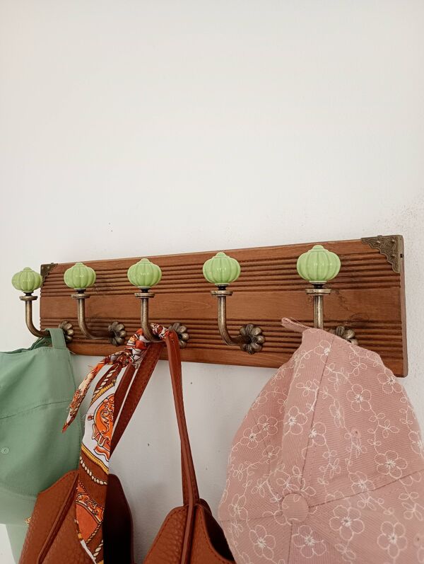 Porte-manteau mural en bois et céramique vert sauge – 5 patères – 50 cm