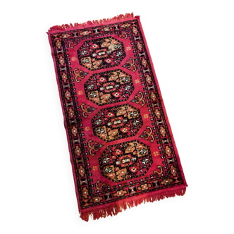 Handmade persian rug in pure virgin wool from the mid-20th century.