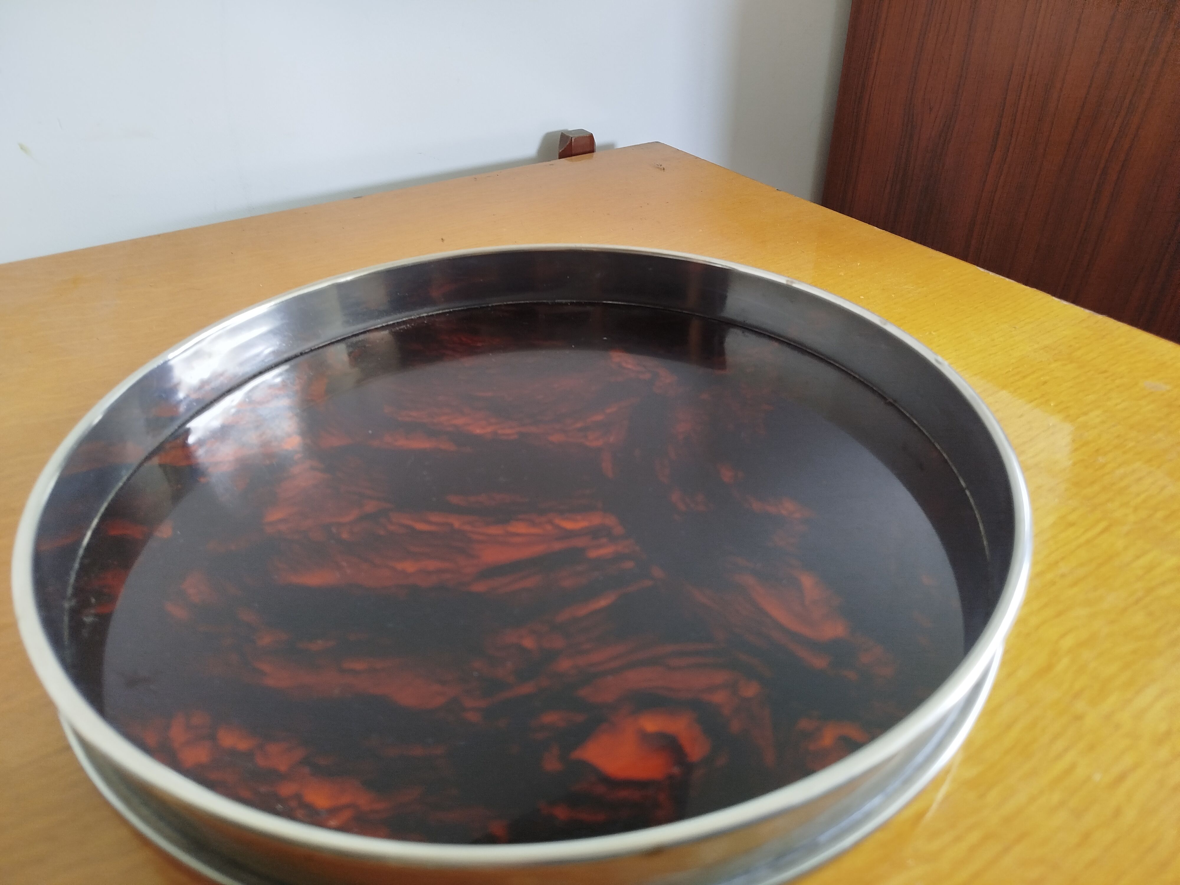 Round vintage Guzzini Lucite tortoiseshell platter 1970s Italian design