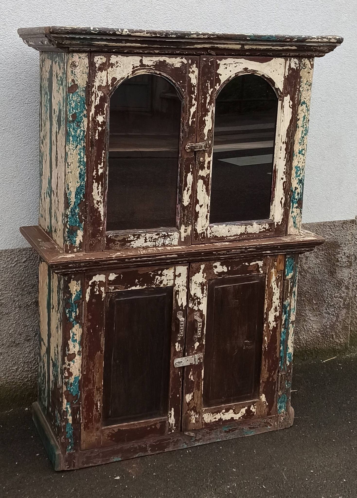 Armoire vitrée en bois ancienne patinée