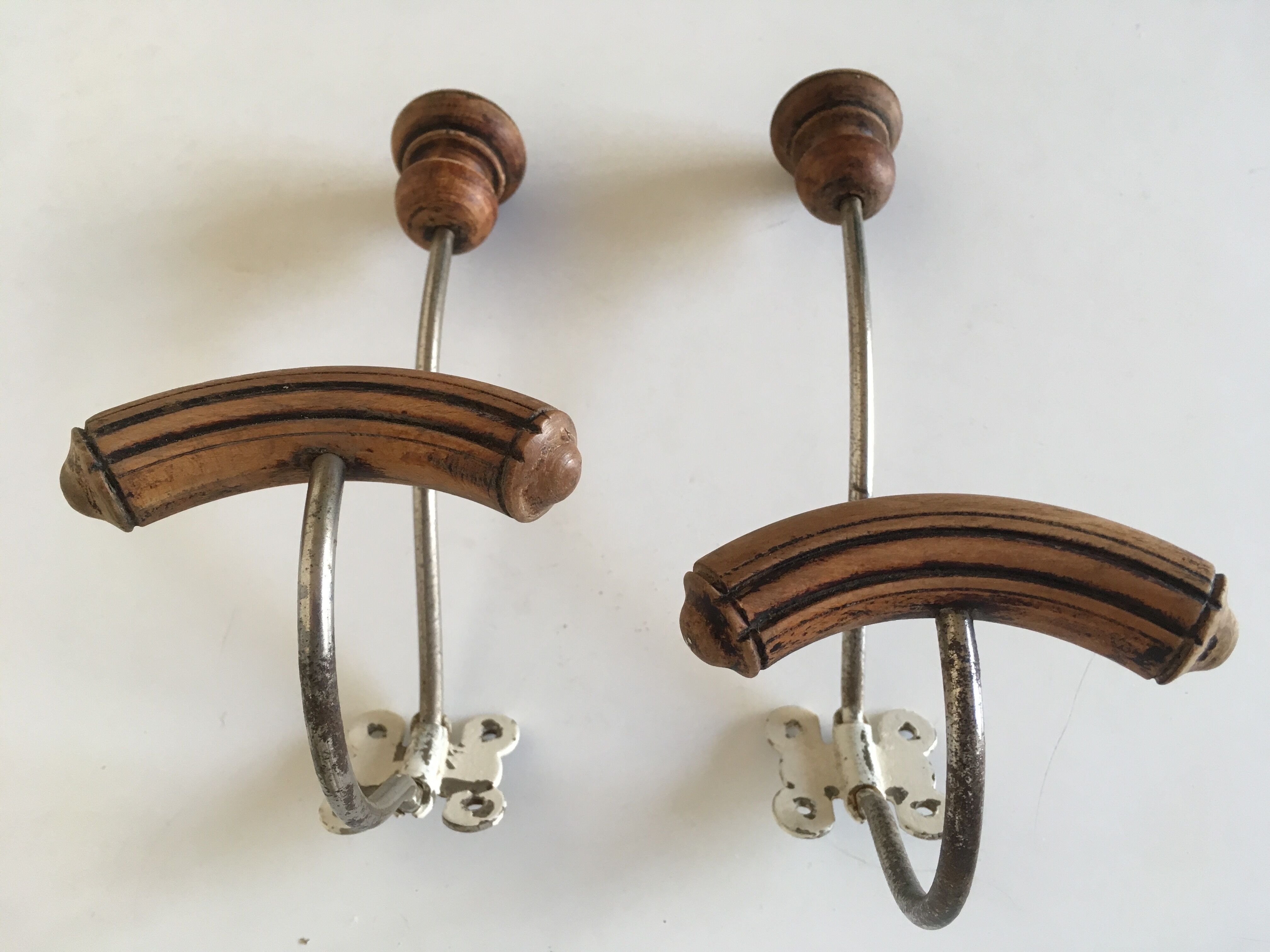 Paire de patères papillon en bois tourné 1920
