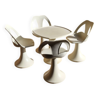 4 chairs and 1 Space Age table from the 1960s.