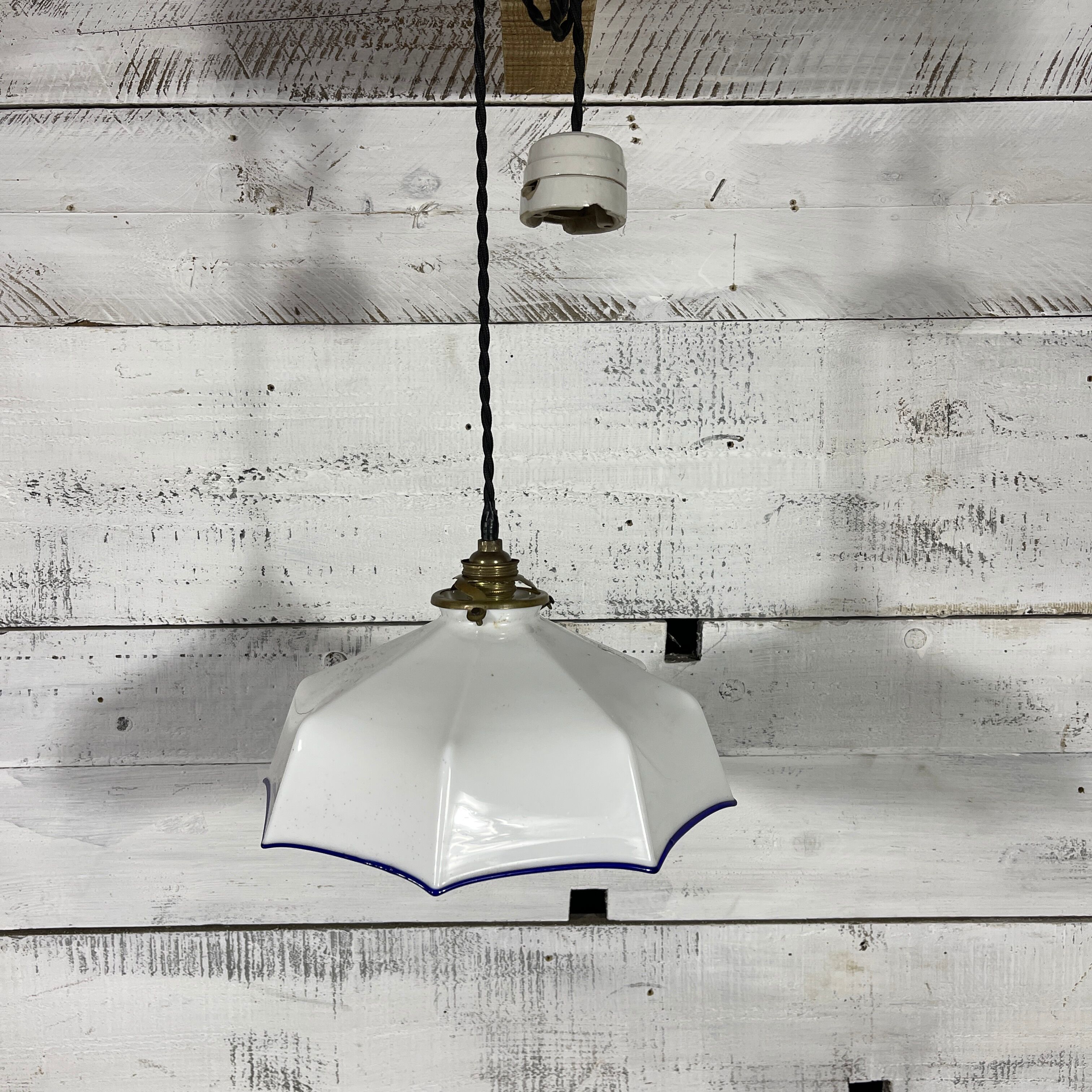 Opaline suspension