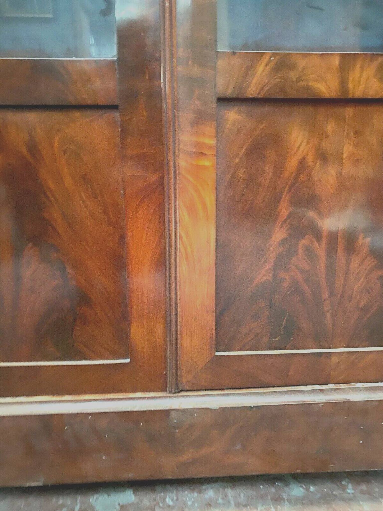 Louis Philippe display case in mahogany and mahogany veneer 19th century
