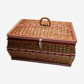 Wicker and scoubidou sewing case