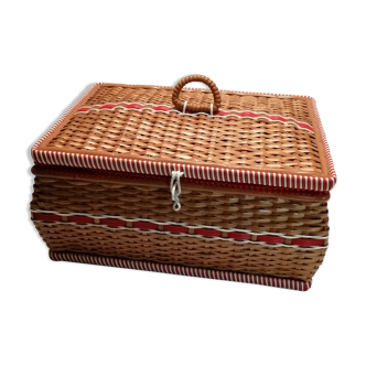 Wicker and scoubidou sewing case