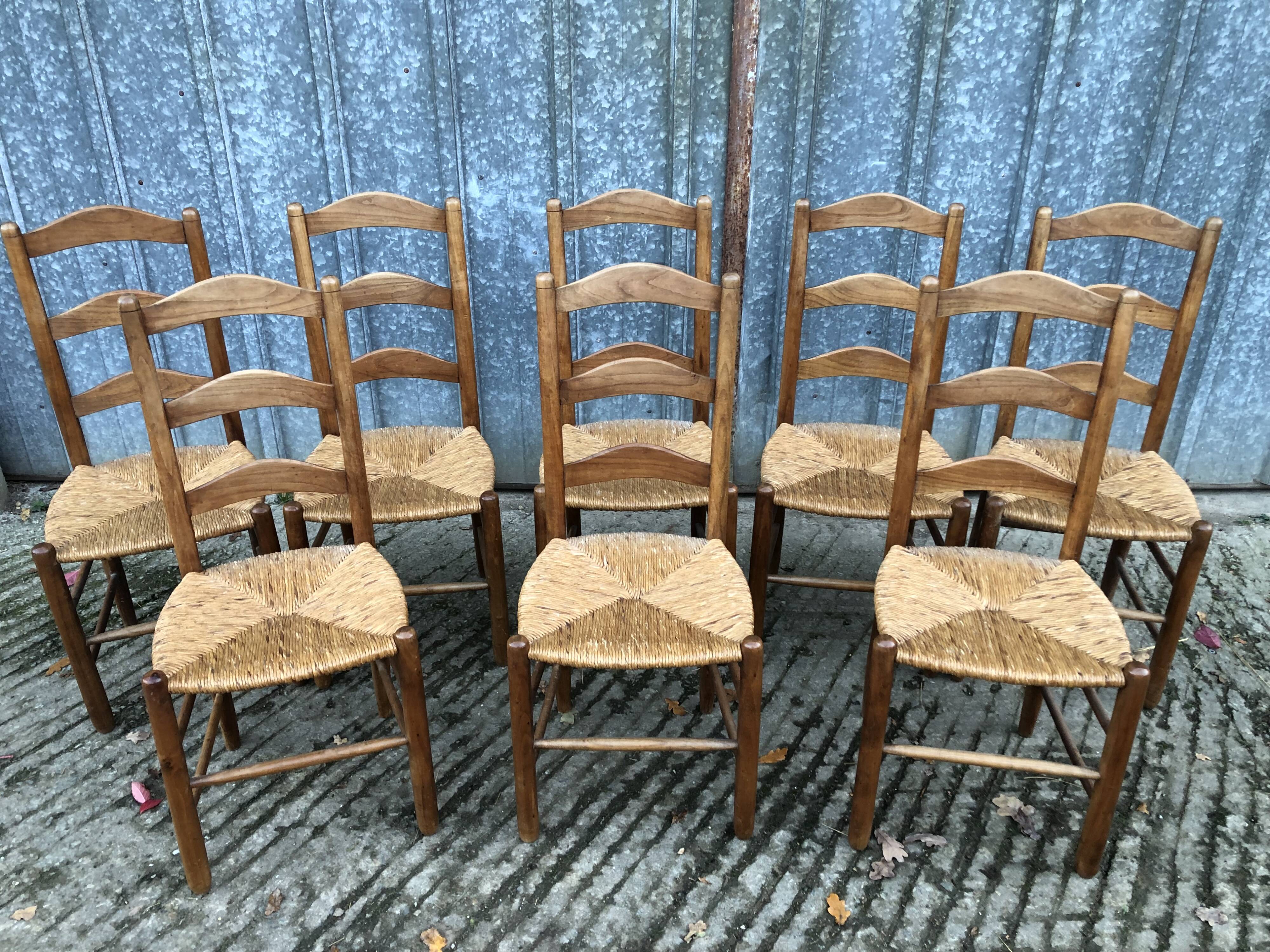 8 Chaises  anciennes vendéennes paillées en cerisier massif.