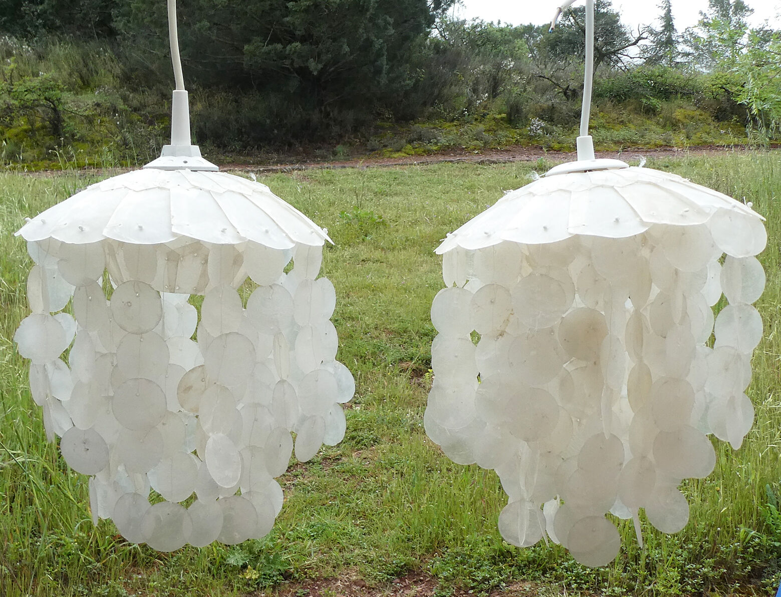 Duo of hanging lamps in mother-of-pearl tassels