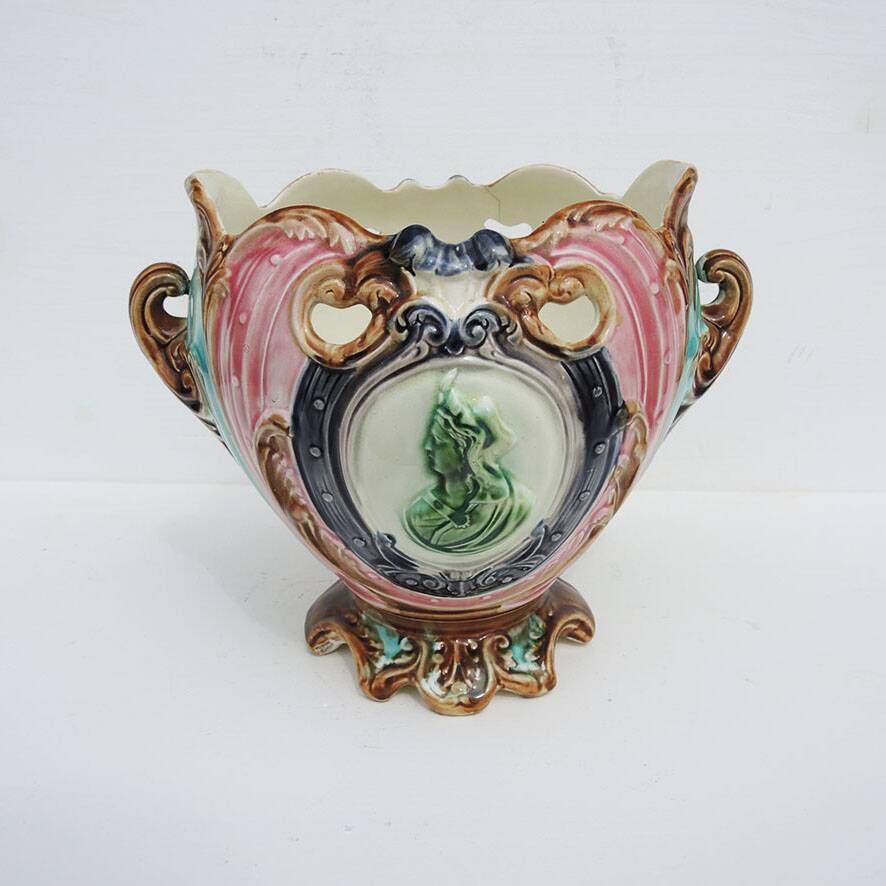 Ancien cache-pot en barbotine médaillon de style art nouveau