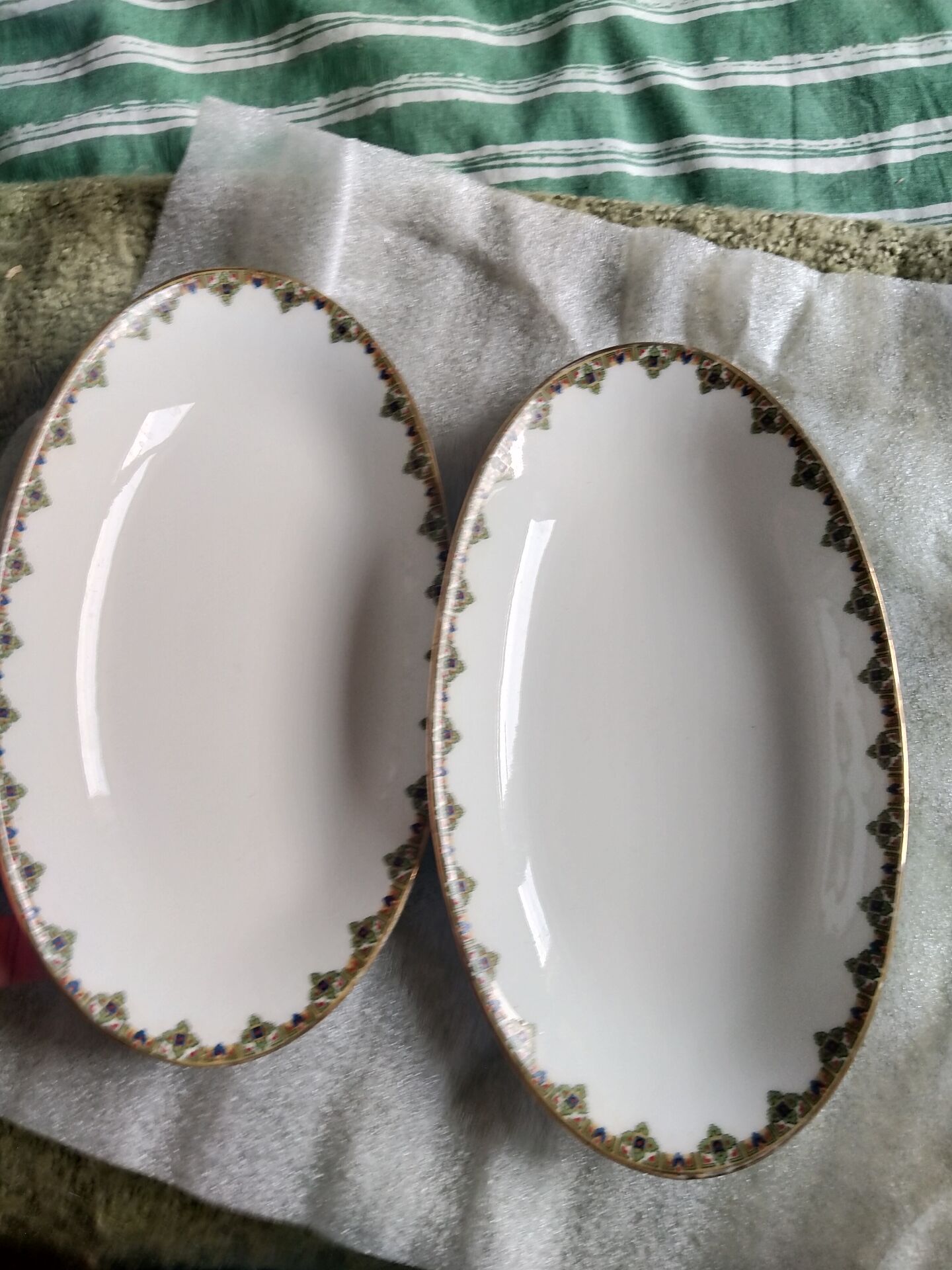 2 porcelain dishes with lions in the French Art Deco style