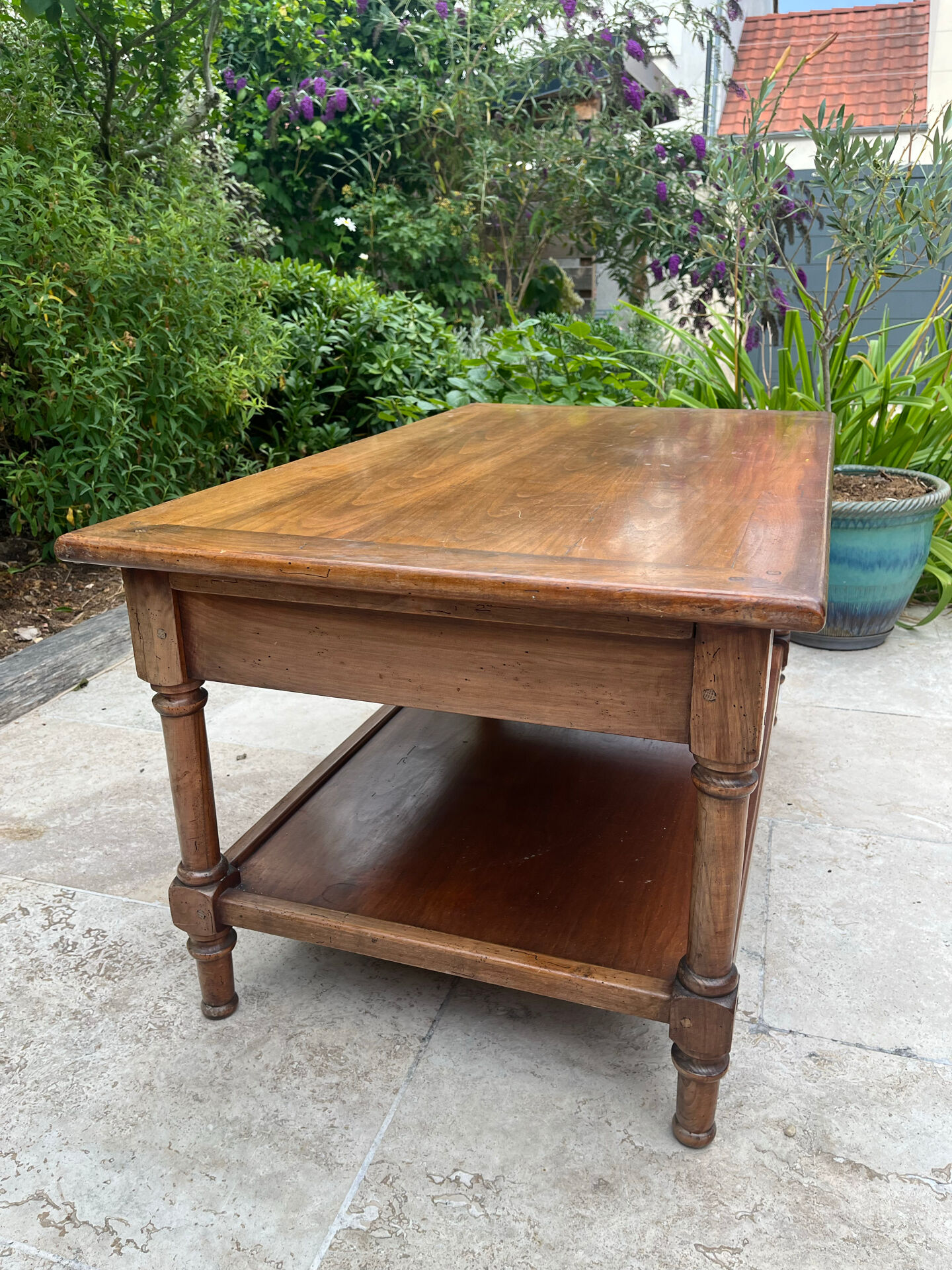 Extendable solid wood coffee table