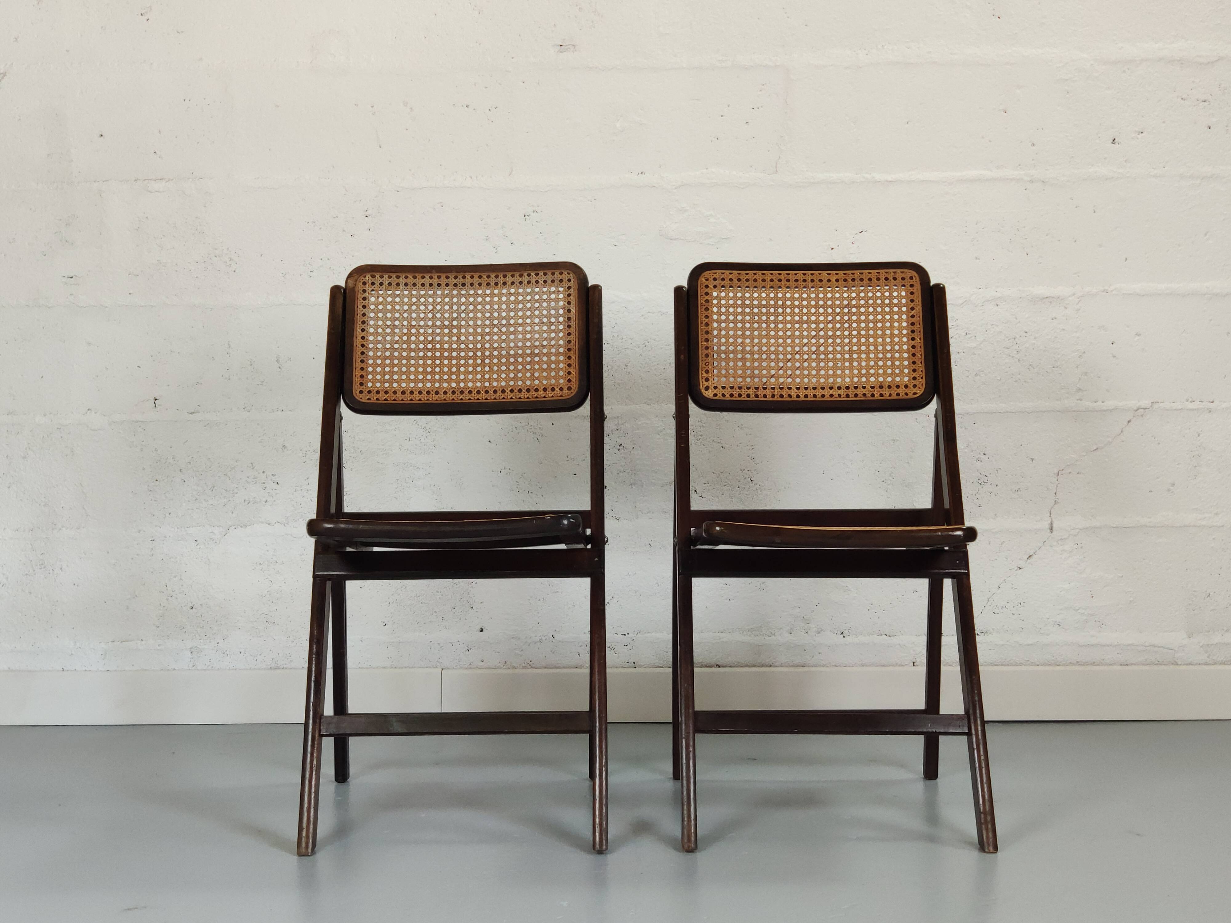 Pair of folding chairs canned