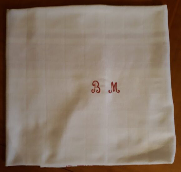 Nappe damassé de coton, liteaux rouge, chiffrée B.M, années 50