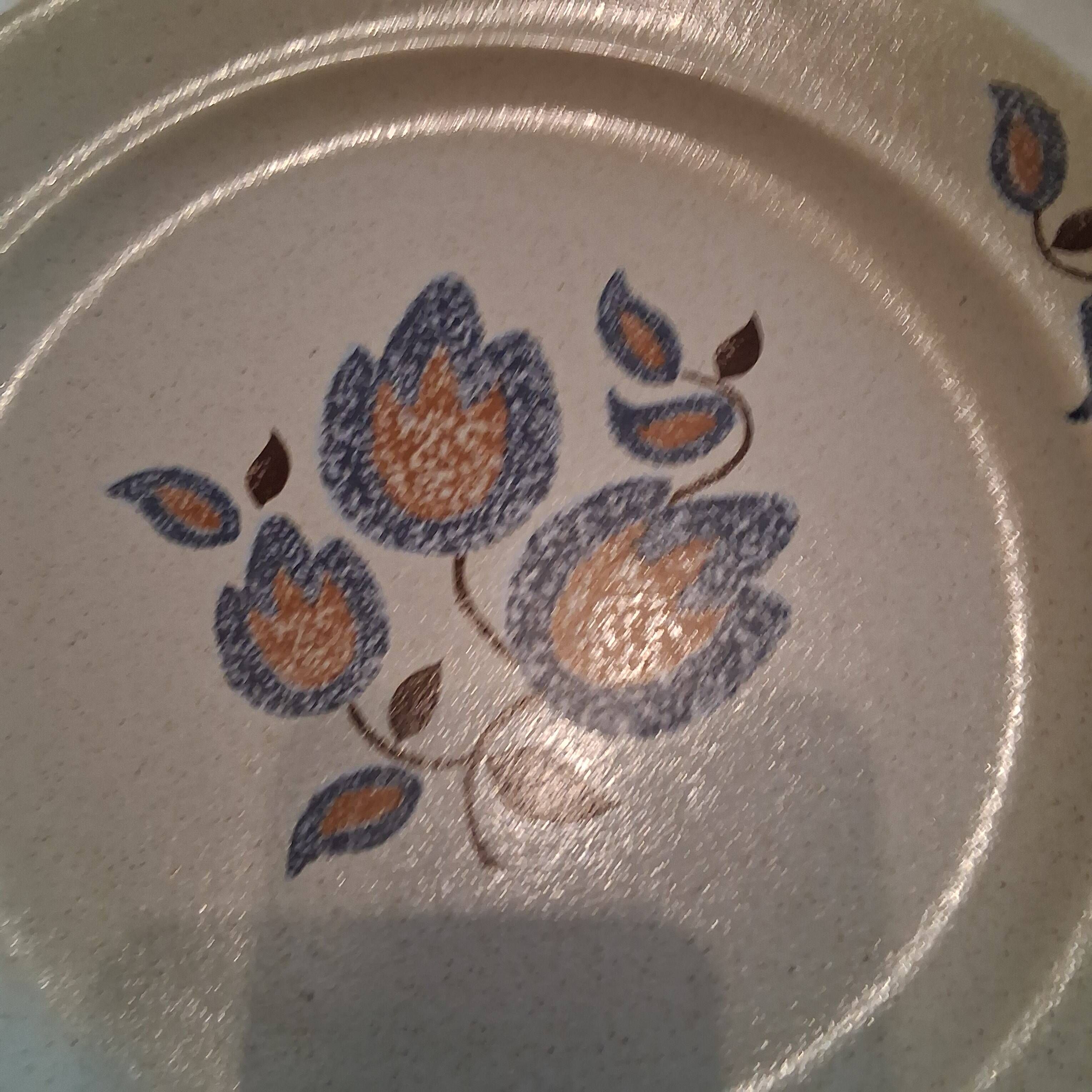 Set of 8 flat plates from St Amand model "Sologne" in good condition.