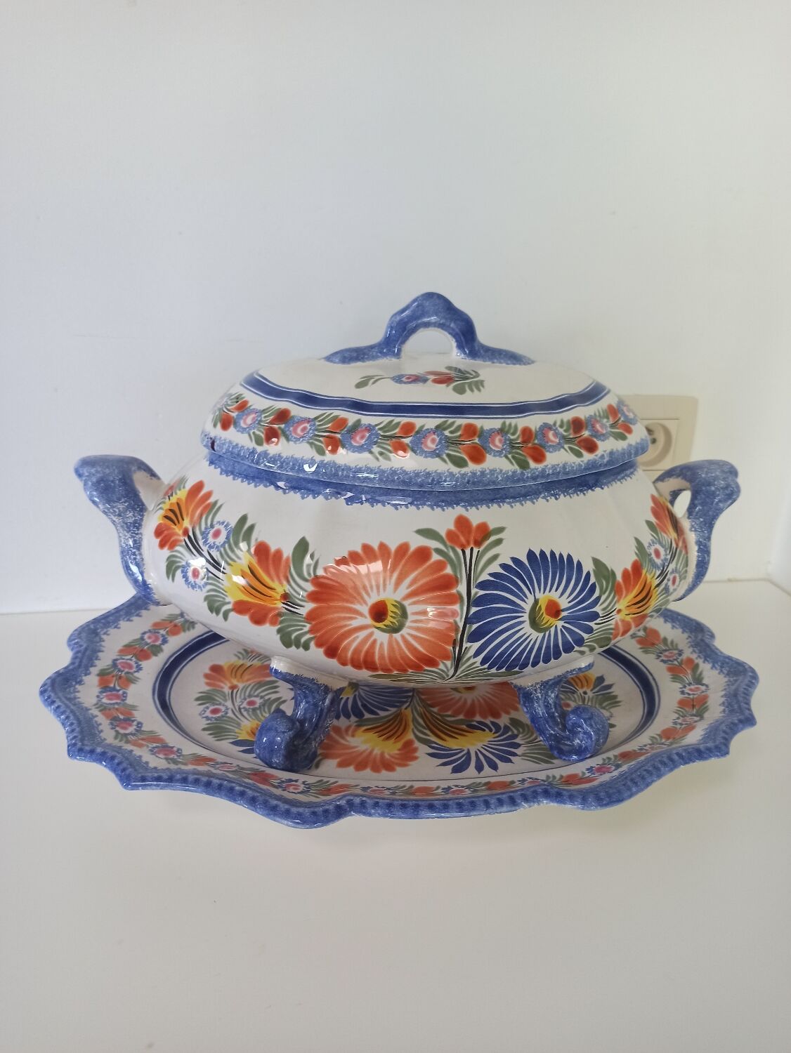 Tureen and its presentation dish Henriot Quimper